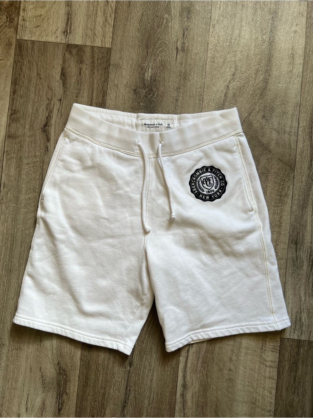 Abercrombie & Fitch Men's White Soft Fleece Varsity Crest Shorts XS
